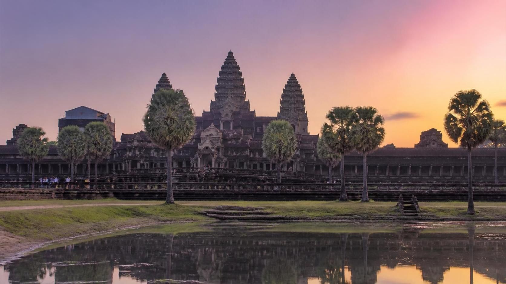 découvrez angkor wat au lever du soleil avec notre guide pratique complet : conseils, horaires, endroits parfaits pour admirer ce spectacle magique et profiter pleinement de votre visite.