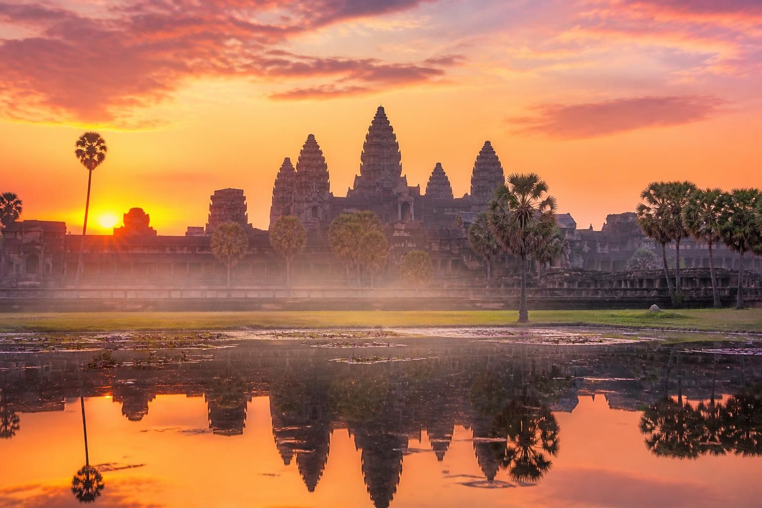 découvrez angkor wat au lever du soleil avec notre guide pratique complet : conseils, horaires, meilleurs spots photo et astuces pour une visite inoubliable.