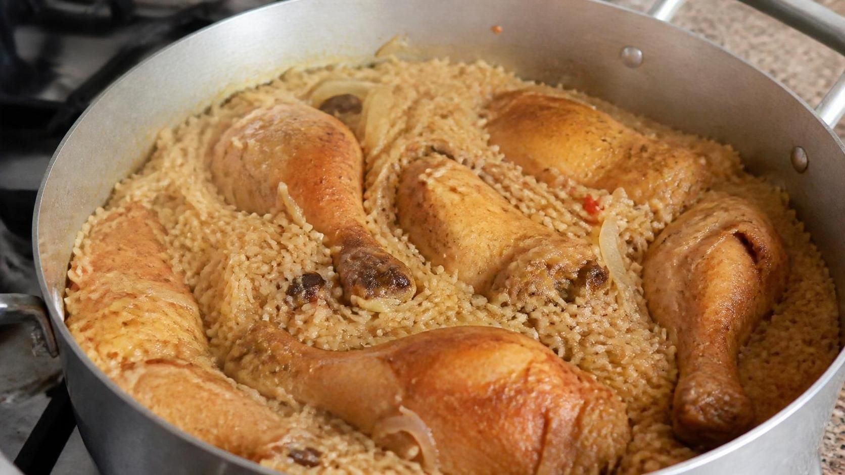découvrez une délicieuse recette de riz au poulet, facile à préparer et pleine de saveurs, idéale pour un repas convivial et rapide.