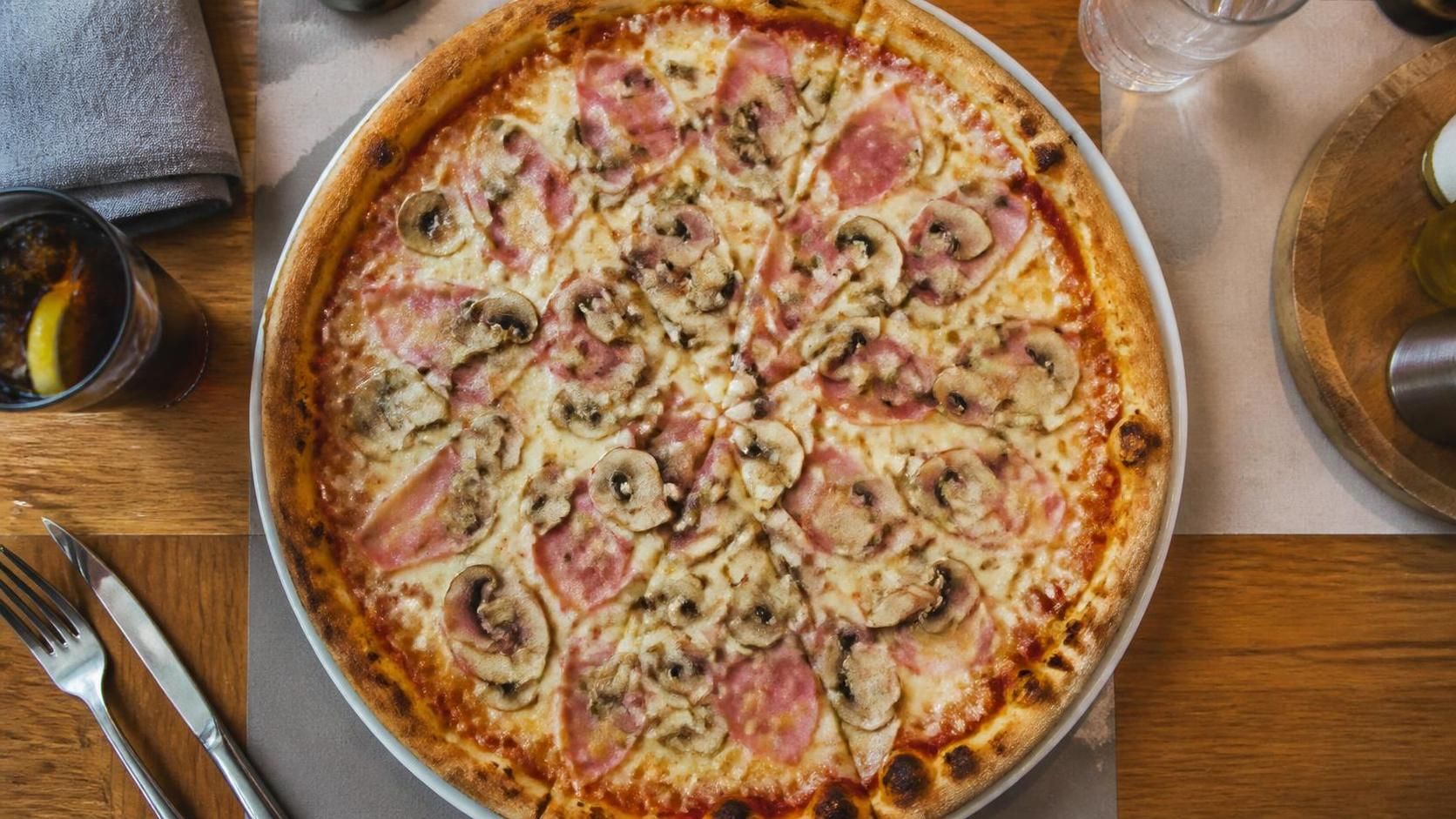découvrez le nombre exact de calories dans une pizza reine de 33 cm pour mieux gérer votre alimentation tout en savourant ce plat délicieux.