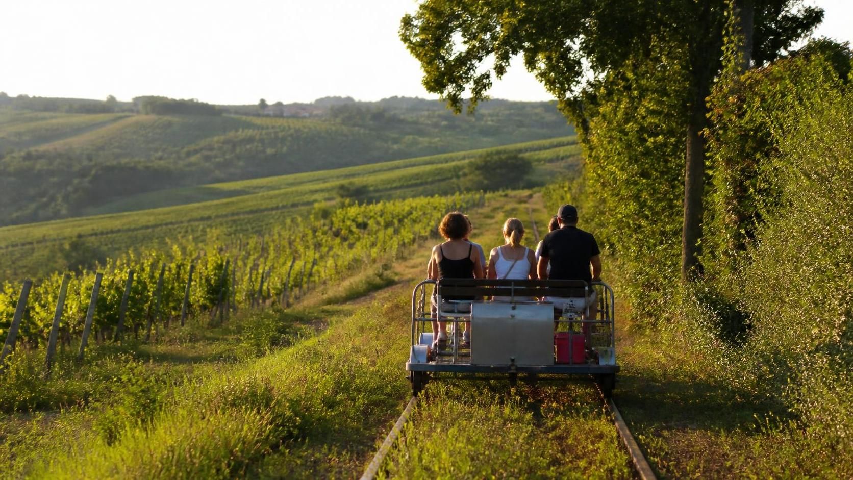 explorez le vélorail en armagnac et vivez une aventure unique sur rail au cœur des magnifiques paysages gascons. découvrez le charme authentique de cette expérience ludique et conviviale.