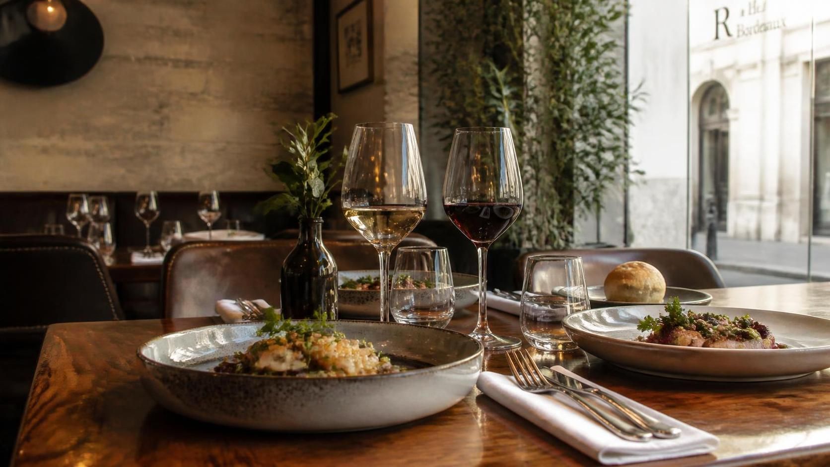 explorez notre guide complet des meilleures tables de bordeaux et découvrez les restaurants incontournables pour une expérience culinaire unique.