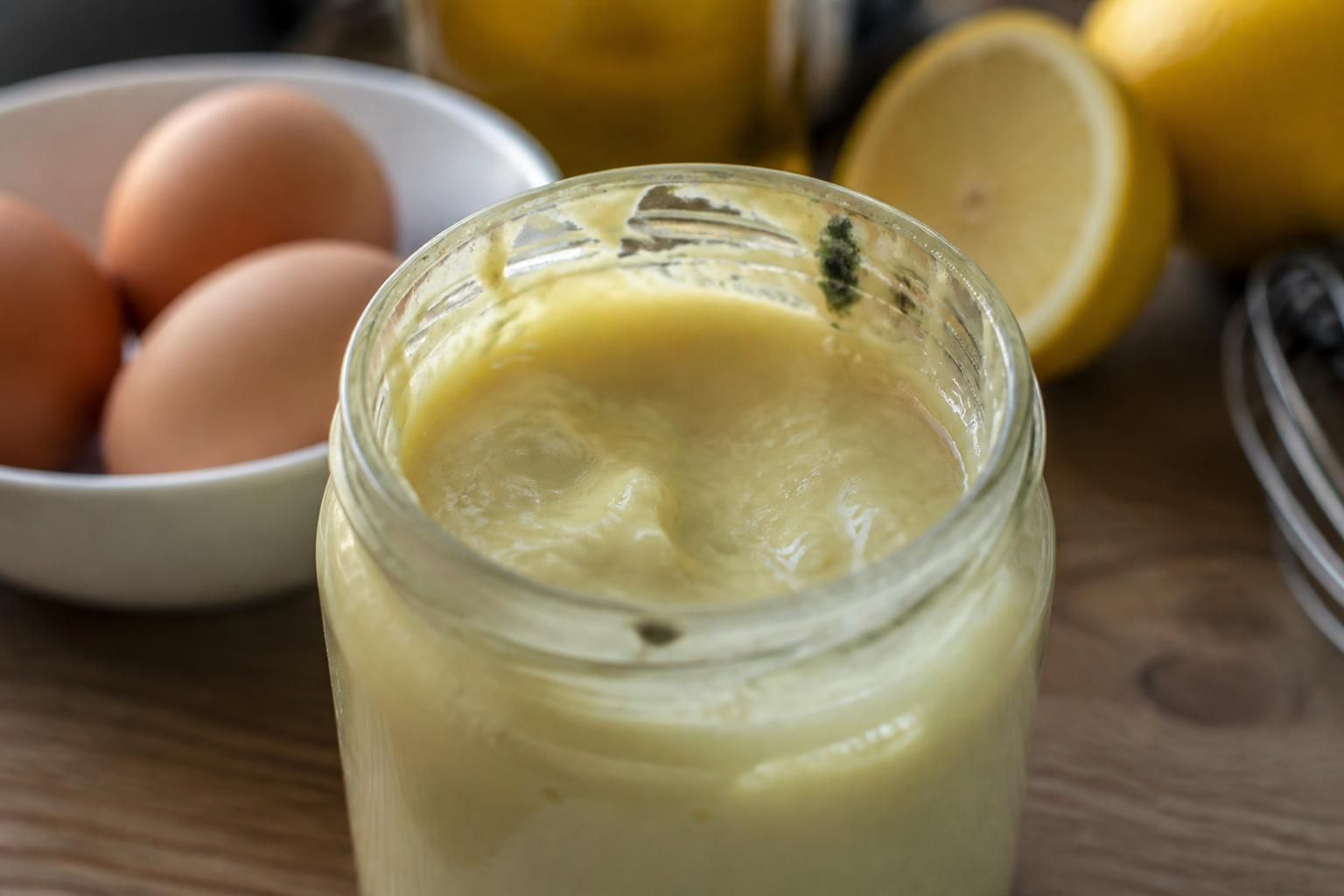 découvrez les risques liés à la consommation de mayonnaise périmée et comment identifier si elle est encore sûre à utiliser après sa date de péremption.