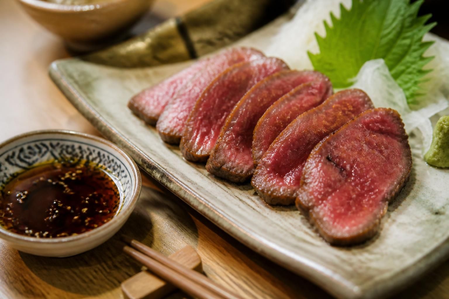 découvrez le tataki de bœuf, une spécialité japonaise raffinée alliant saveurs délicates et techniques de cuisson traditionnelles pour une expérience culinaire inoubliable.