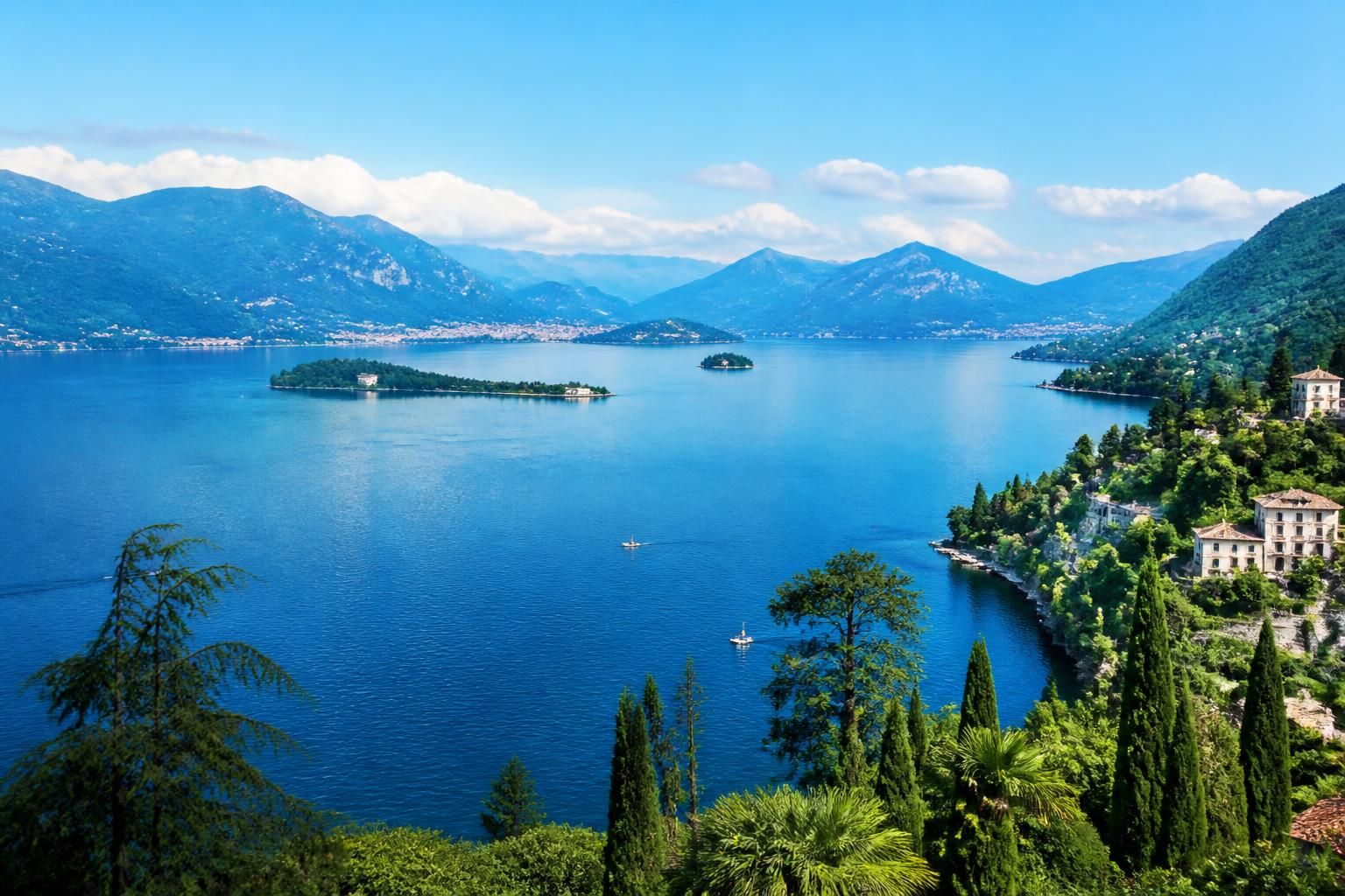 explorez le lac majeur en italie, un joyau naturel enchanteur entouré de montagnes majestueuses et d’eaux cristallines, idéal pour des escapades inoubliables.