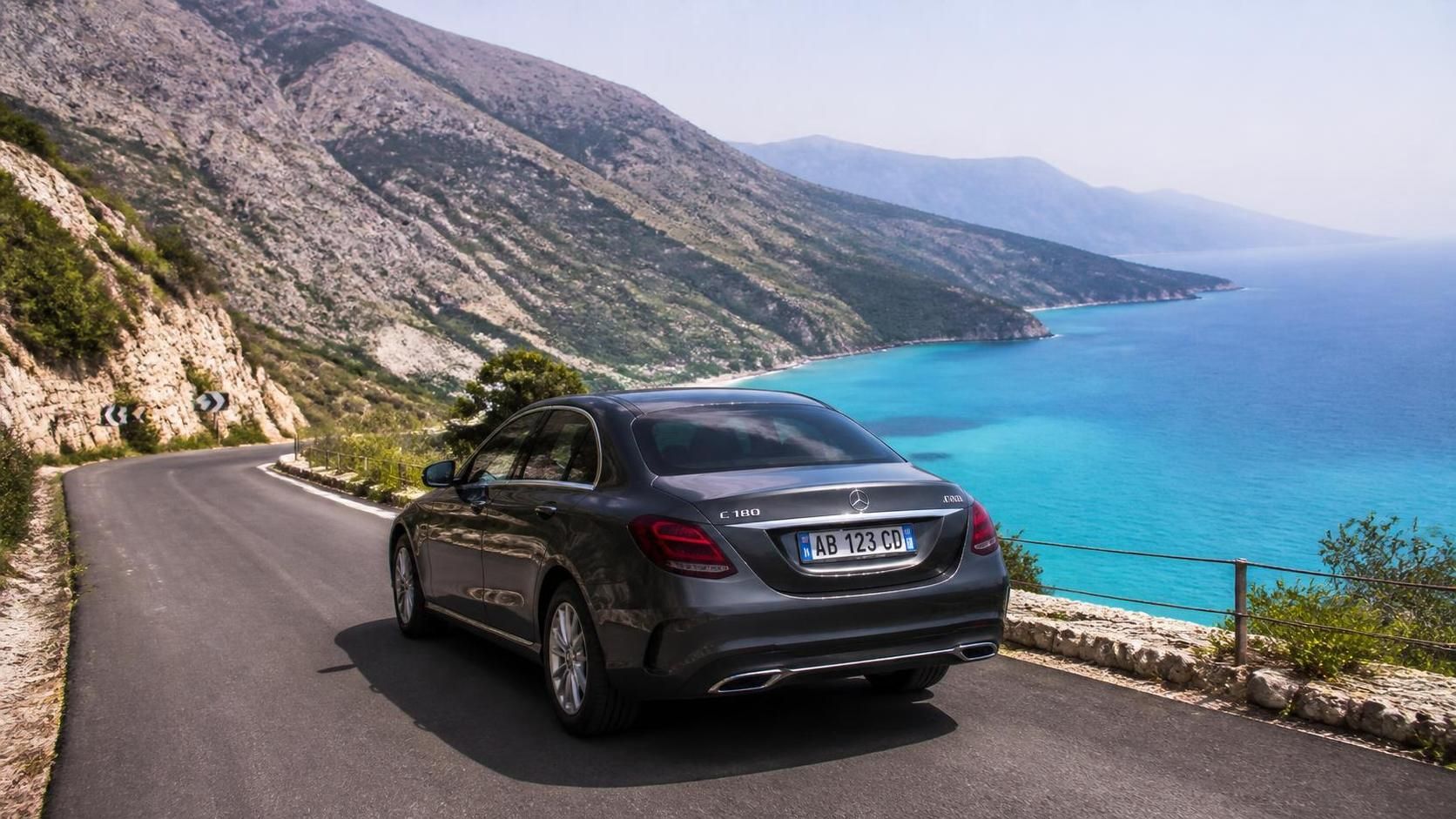 louez une voiture en albanie et découvrez ses paysages magnifiques, ses plages idylliques et ses sites historiques à votre rythme. profitez d'une liberté totale pour explorer ce pays authentique.